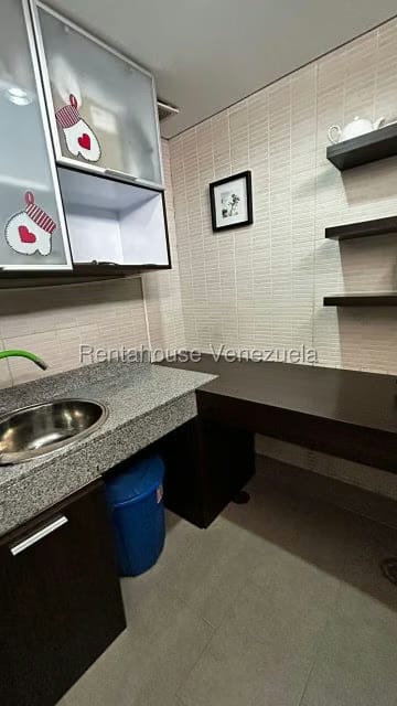 Comercial (Oficina) en Alquiler en Los Palos Grandes, Distrito Metropolitano - 7