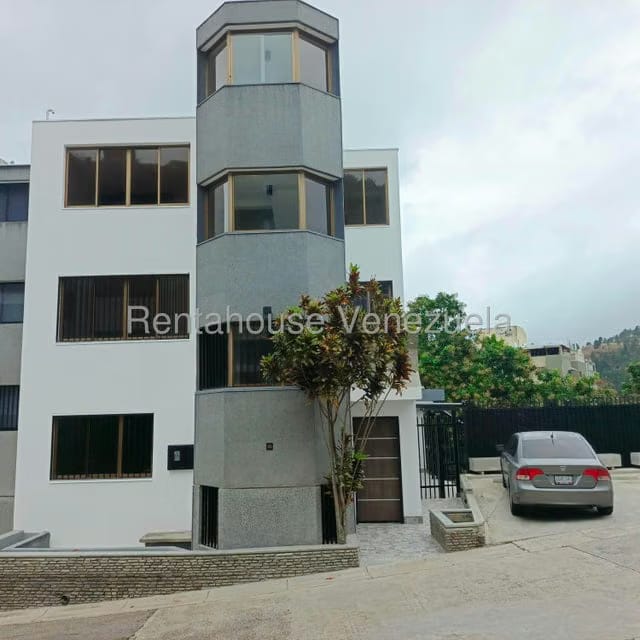 Casa (Multipes Niveles) en Venta en Lomas de Prados del Este, Distrito Metropolitano