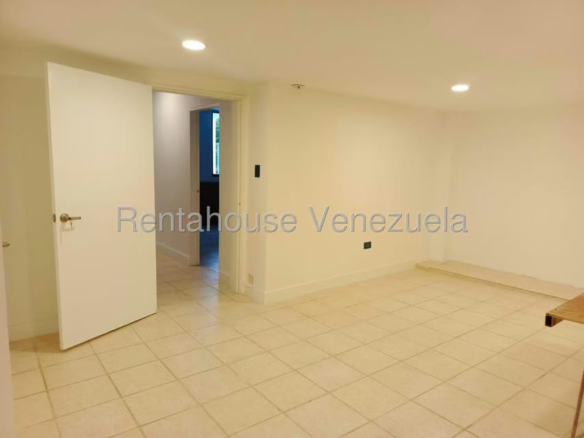 Casa (Multipes Niveles) en Venta en Lomas de Prados del Este, Distrito Metropolitano - 51