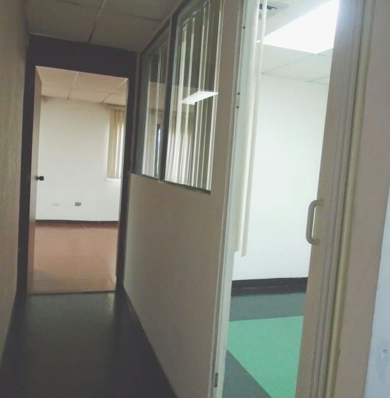 Se alquila oficina en el centro - 2