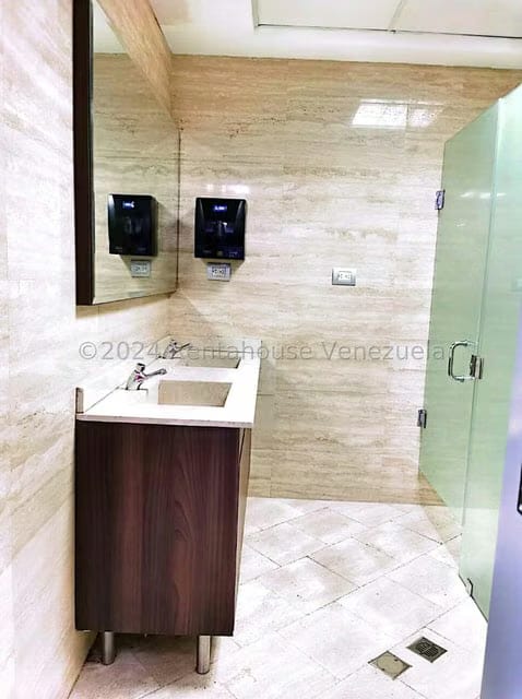 Comercial (Local Comercial) en Venta en El Rosal, Distrito Metropolitano - 11