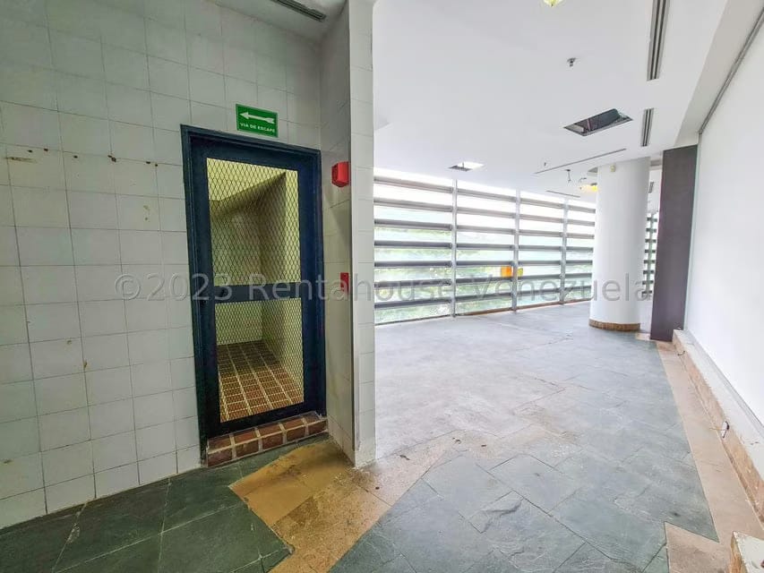 Comercial (Local Comercial) en Alquiler en Los Dos Caminos, Distrito Metropolitano - 4