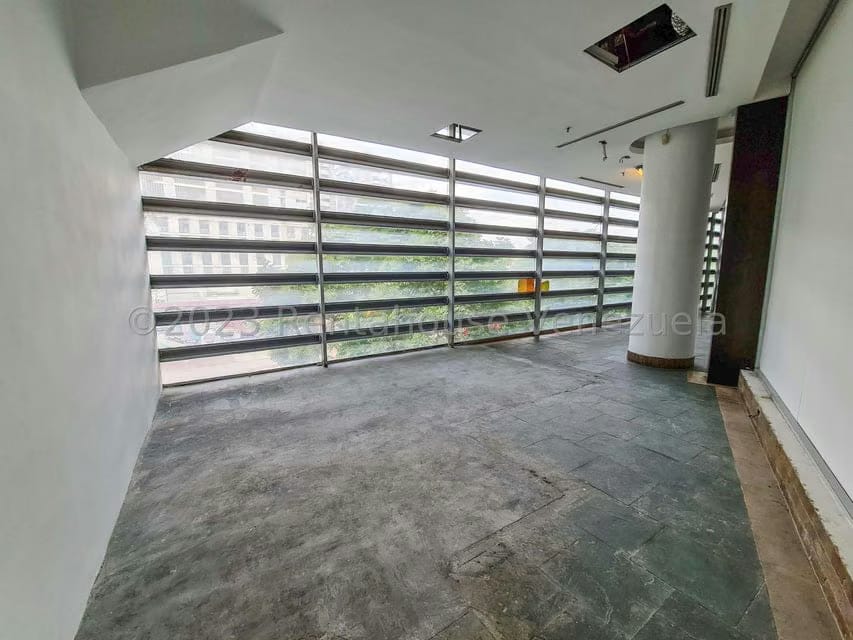Comercial (Local Comercial) en Alquiler en Los Dos Caminos, Distrito Metropolitano - 5