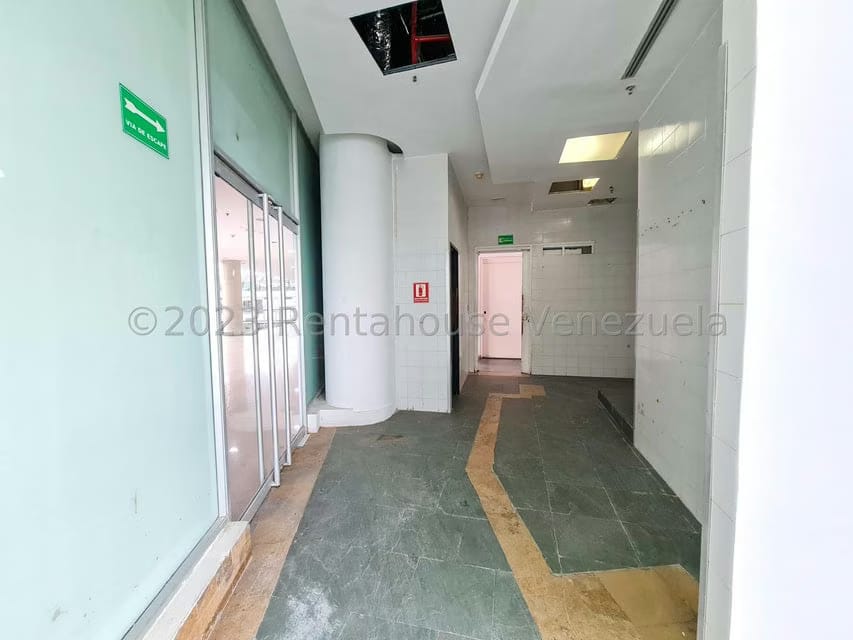 Comercial (Local Comercial) en Alquiler en Los Dos Caminos, Distrito Metropolitano - 9