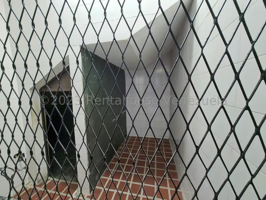 Comercial (Local Comercial) en Alquiler en Los Dos Caminos, Distrito Metropolitano - 10