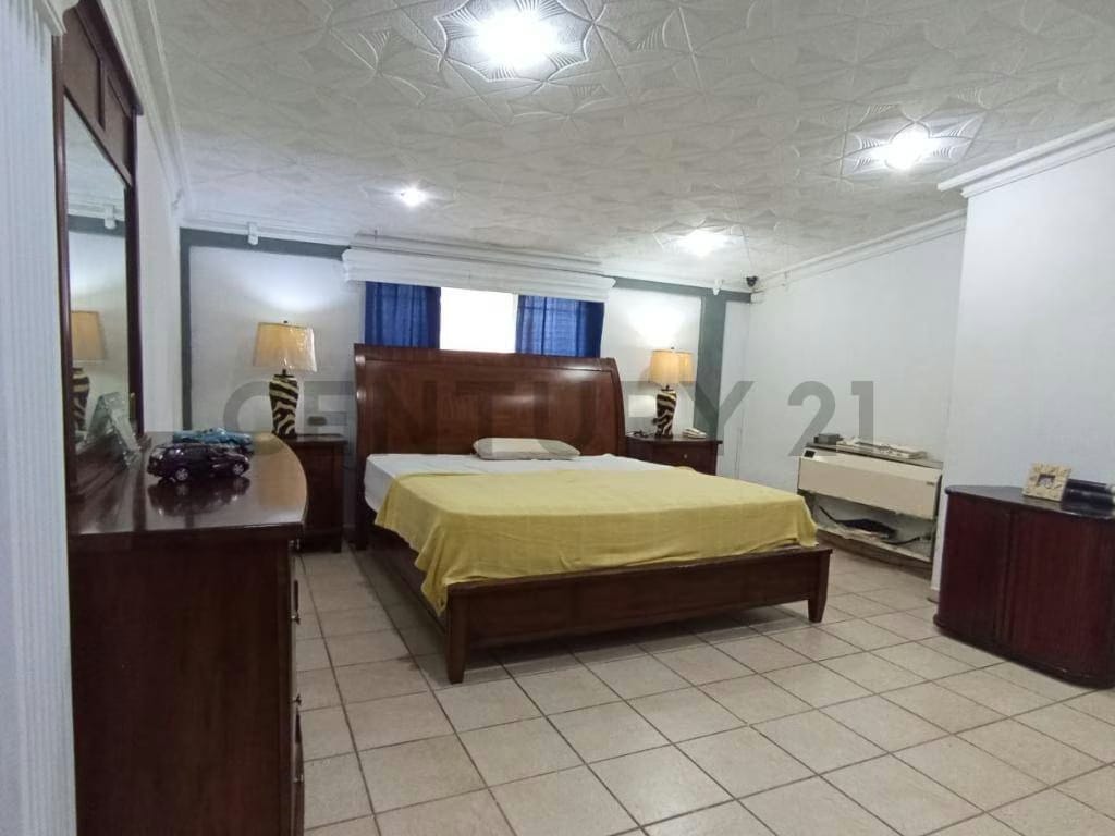 EN VENTA HERMOSO TOWNHOUSE. URBANIZACIÓN LA FLORESTA - 11