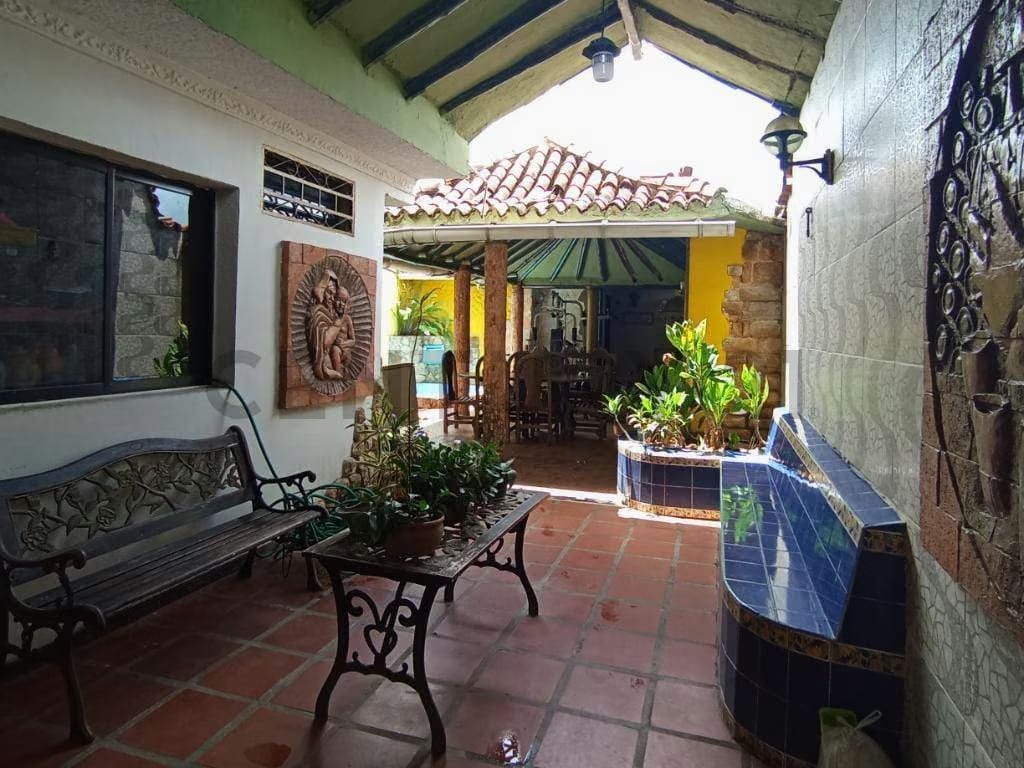 EN VENTA HERMOSO TOWNHOUSE. URBANIZACIÓN LA FLORESTA - 16