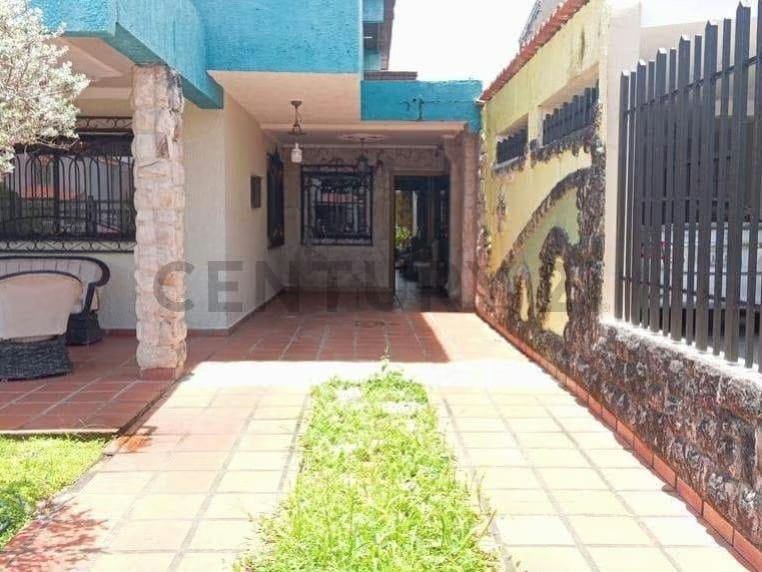 EN VENTA HERMOSO TOWNHOUSE. URBANIZACIÓN LA FLORESTA - 3