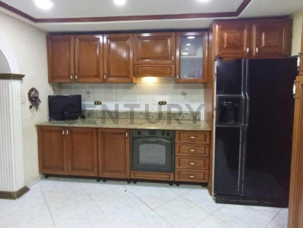 EN VENTA HERMOSO TOWNHOUSE. URBANIZACIÓN LA FLORESTA - 7