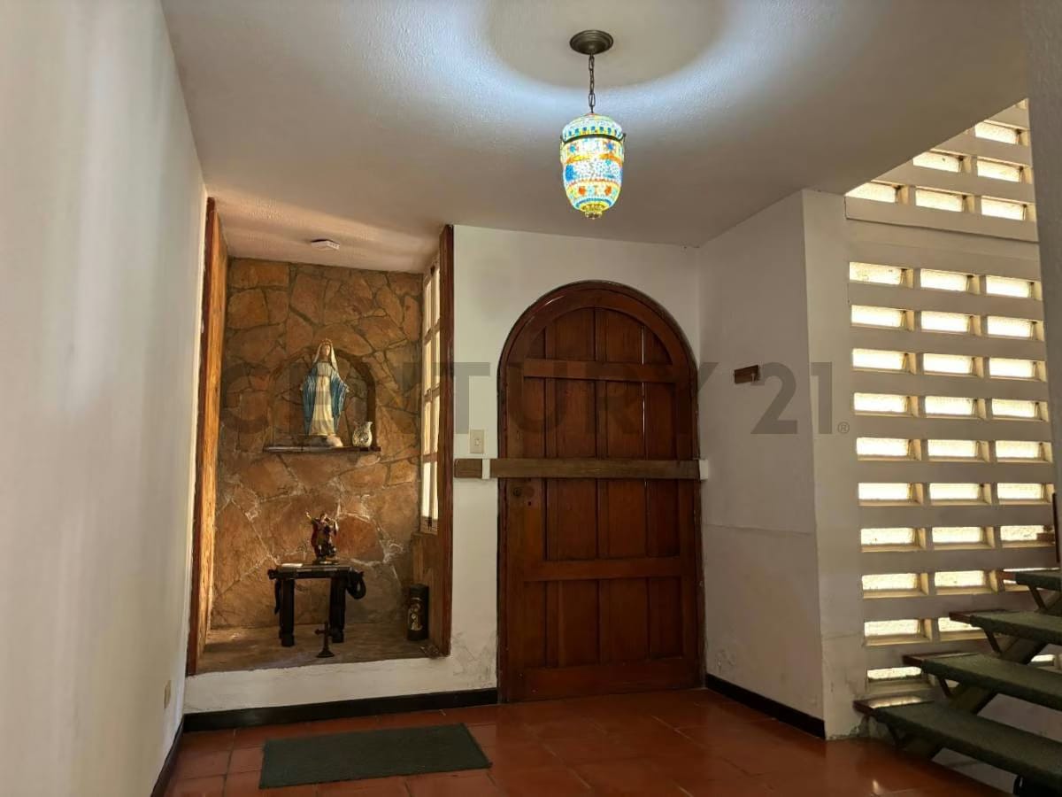 Amplia Casa en Venta, en Los Geranios - 11