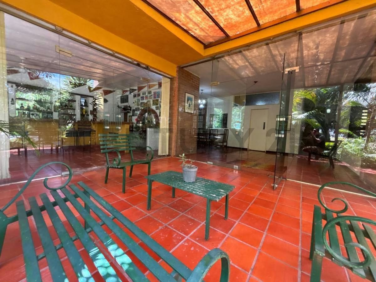 Amplia Casa en Venta, en Los Geranios - 13