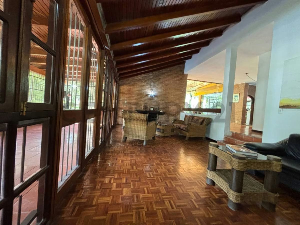 Amplia Casa en Venta, en Los Geranios - 16
