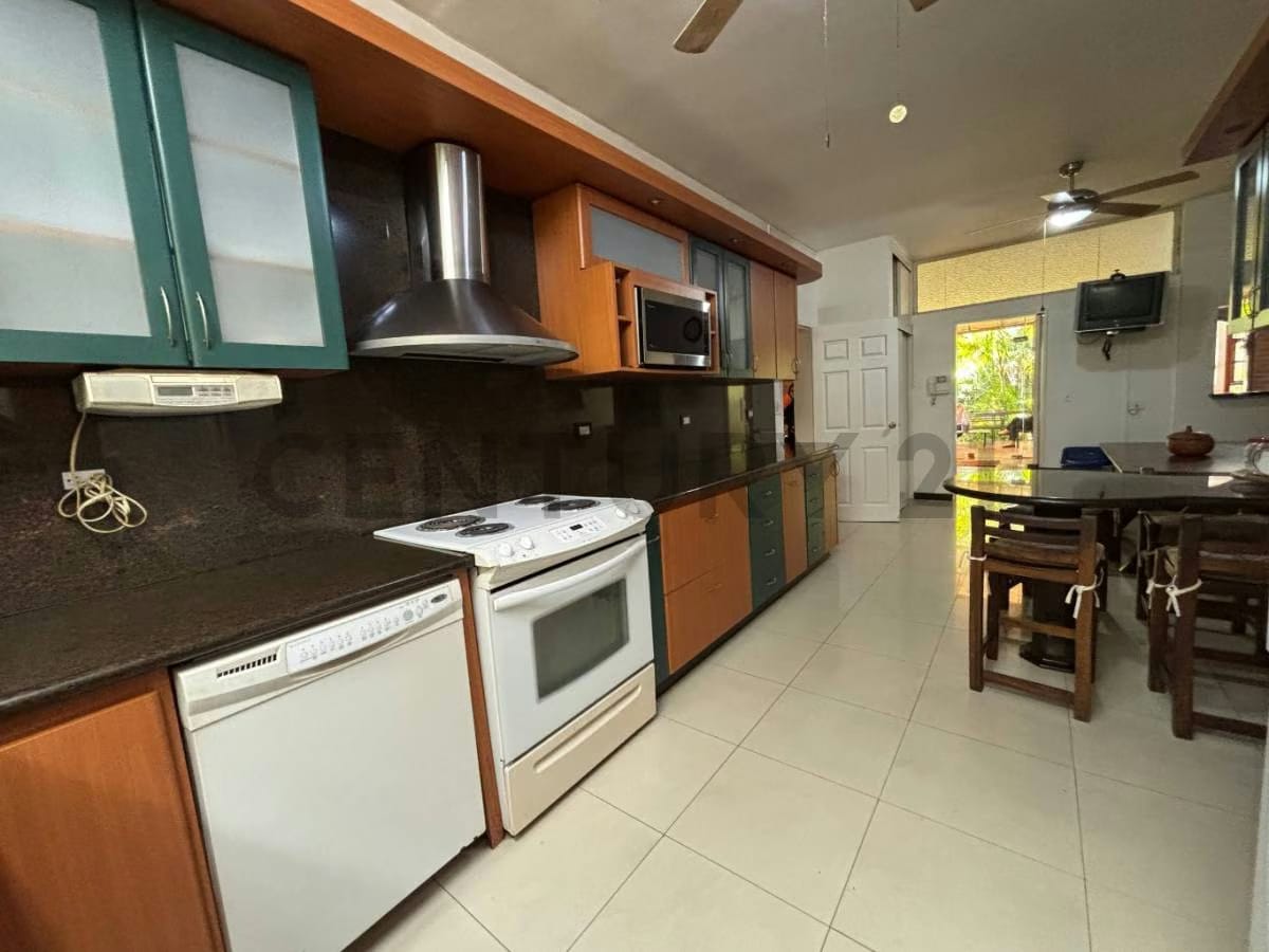 Amplia Casa en Venta, en Los Geranios - 19