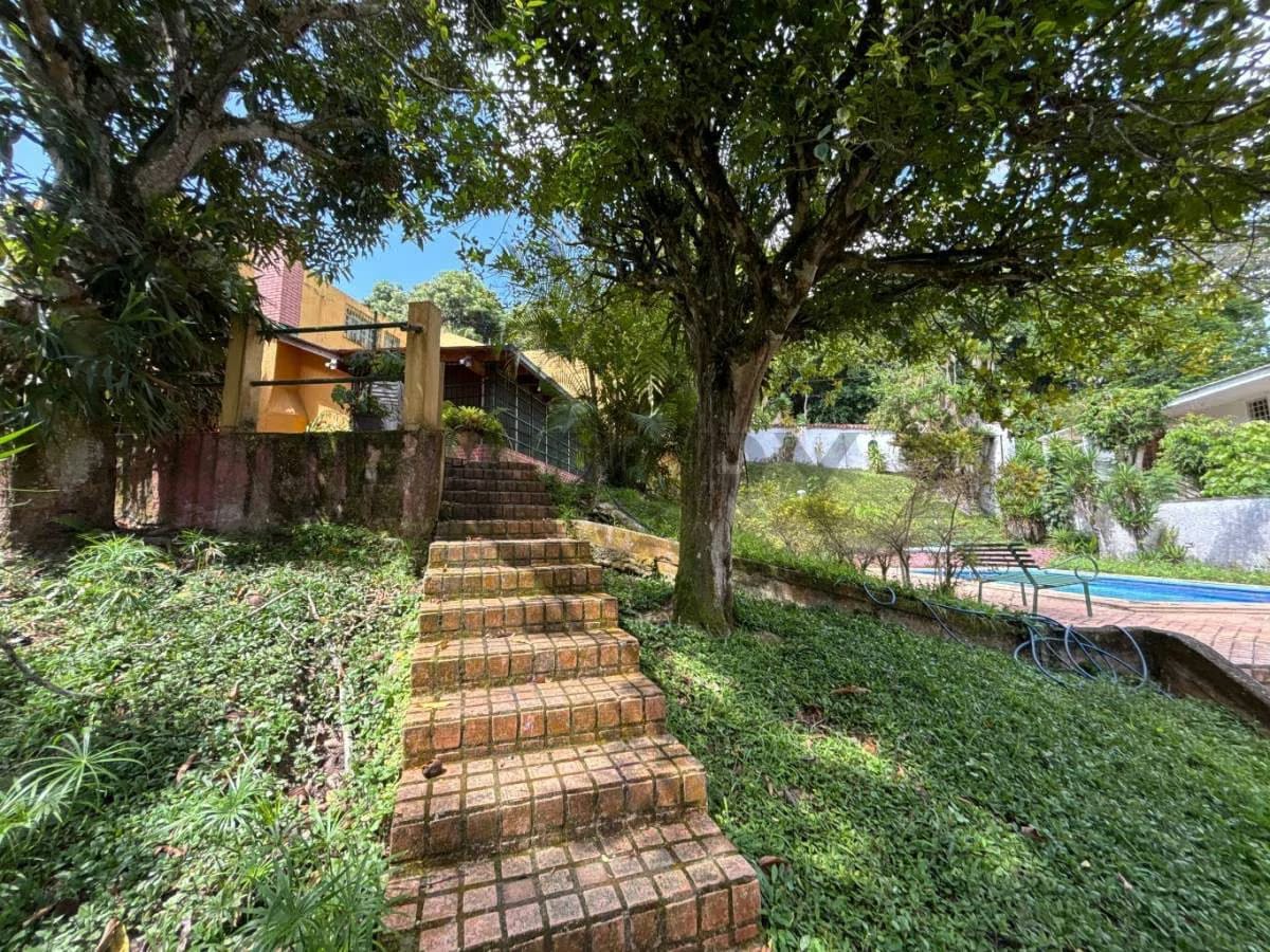 Amplia Casa en Venta, en Los Geranios - 3