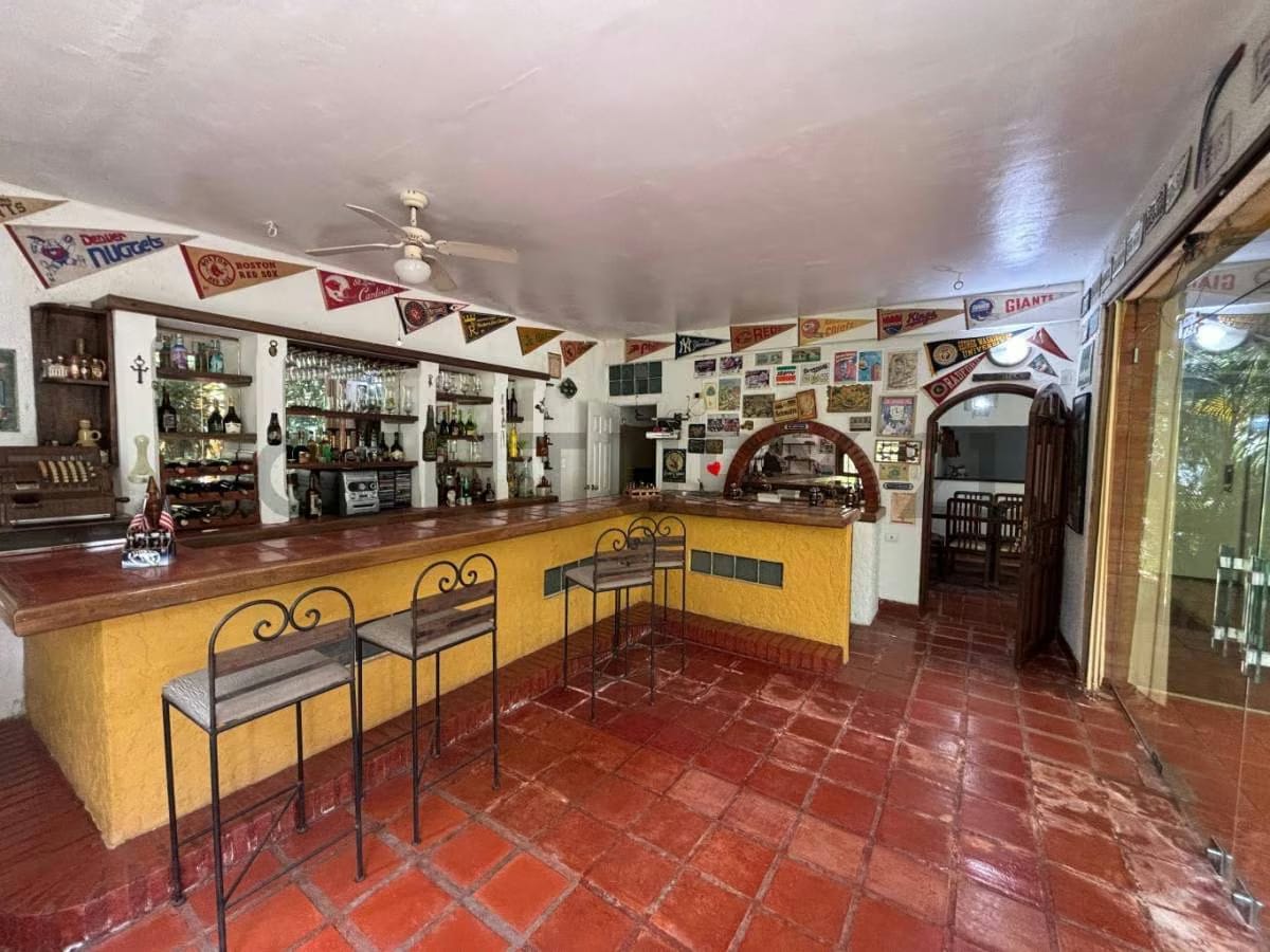 Amplia Casa en Venta, en Los Geranios - 22