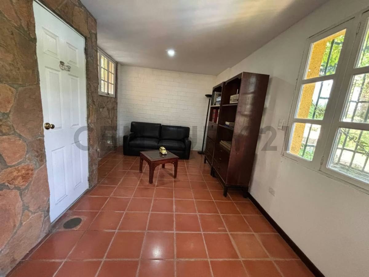 Amplia Casa en Venta, en Los Geranios - 24