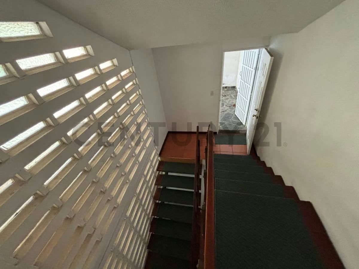 Amplia Casa en Venta, en Los Geranios - 25
