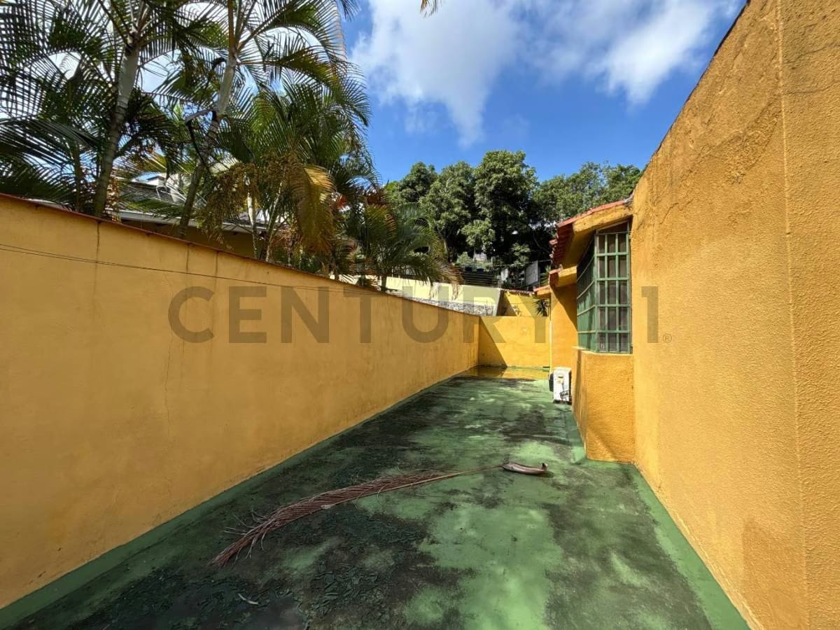 Amplia Casa en Venta, en Los Geranios - 27