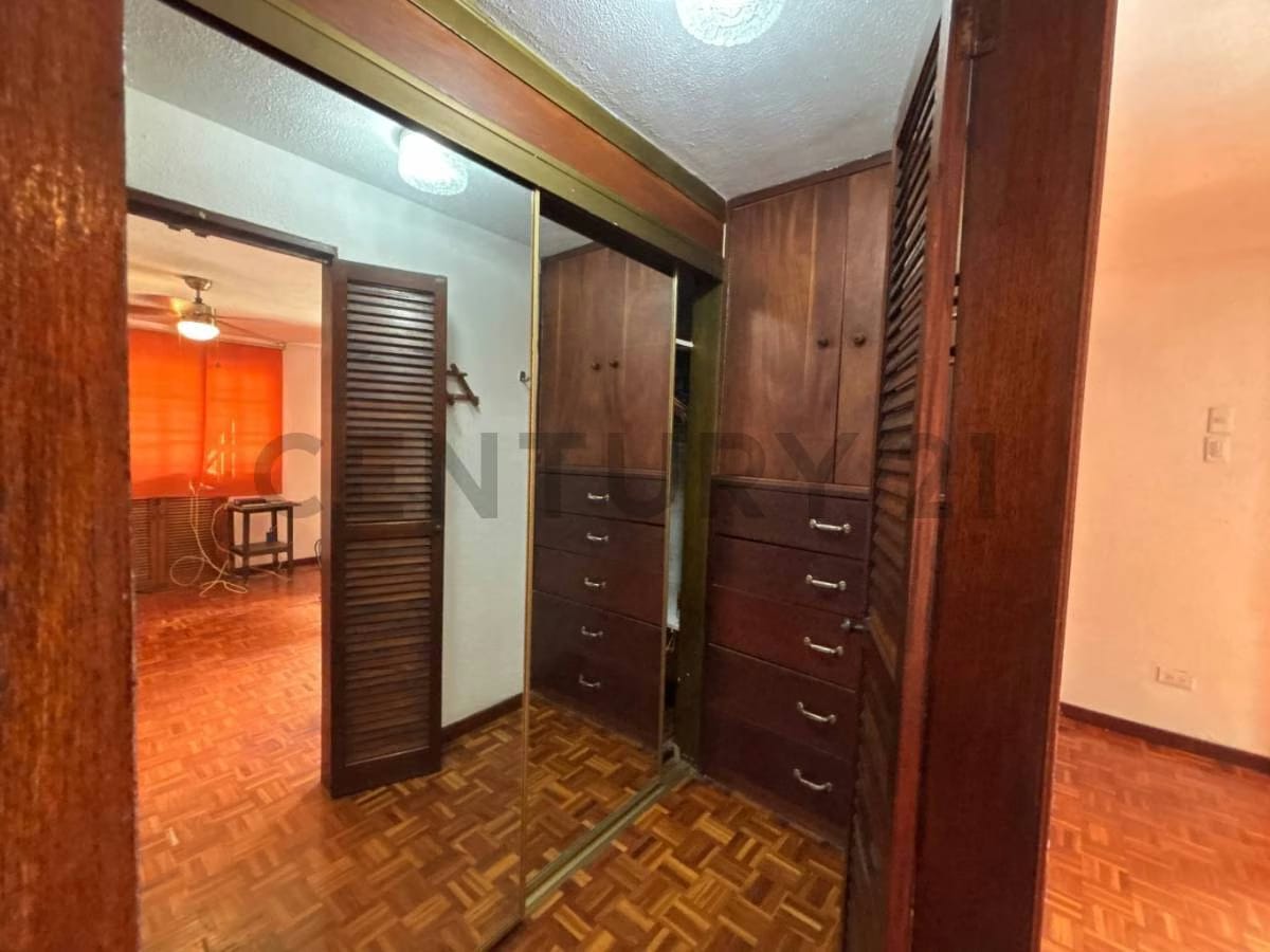 Amplia Casa en Venta, en Los Geranios - 30