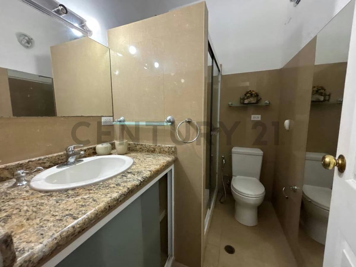 Amplia Casa en Venta, en Los Geranios - 35