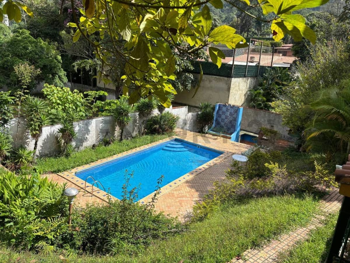 Amplia Casa en Venta, en Los Geranios - 8