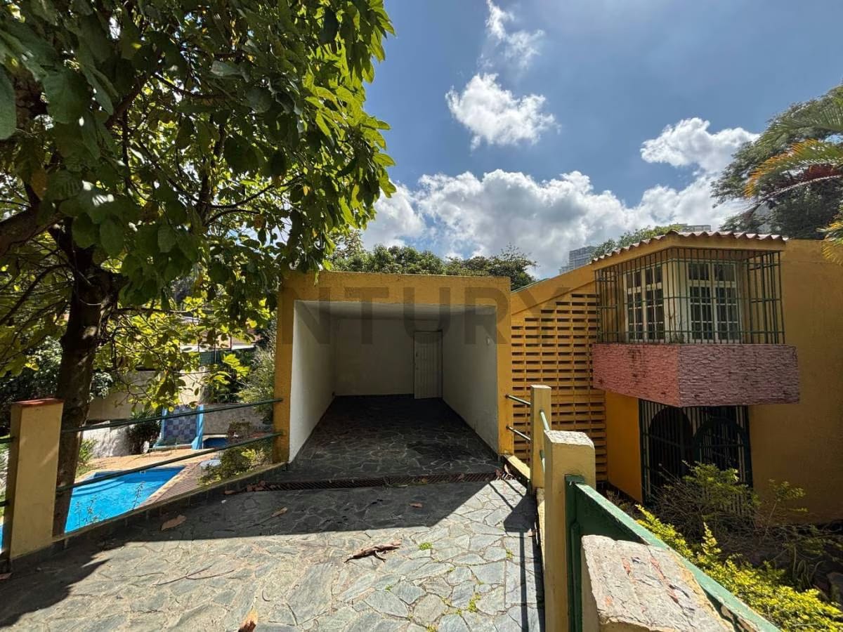 Amplia Casa en Venta, en Los Geranios - 10