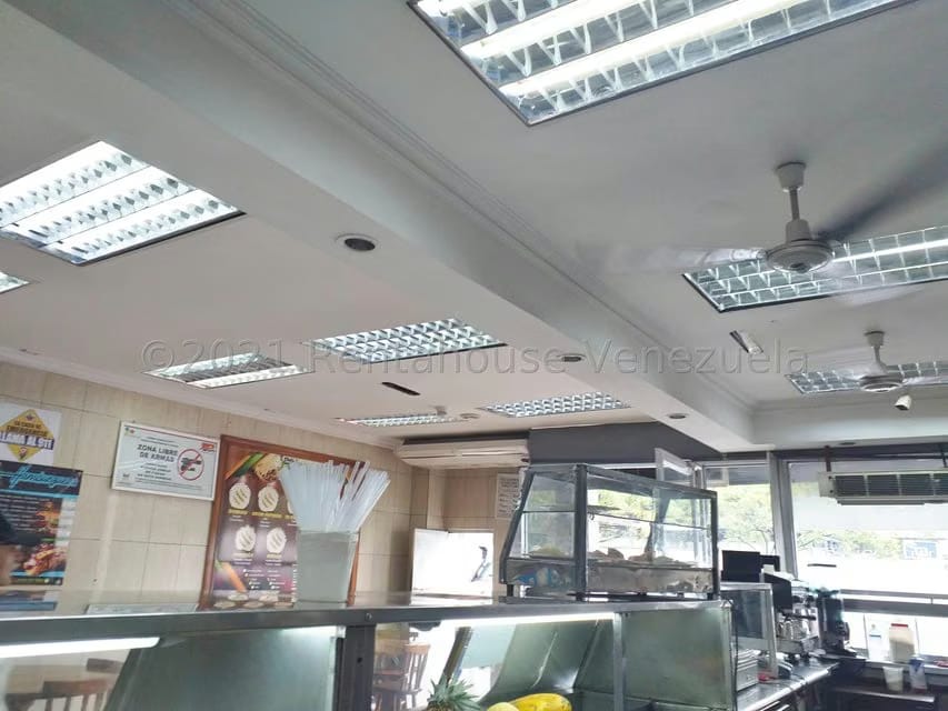 Comercial (Local Comercial) en Venta en La Atlantida, Vargas - 83
