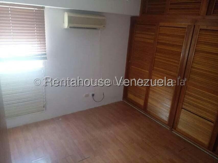 Apartamento (1 Nivel) en Alquiler en Los Dos Caminos, Distrito Metropolitano - 17
