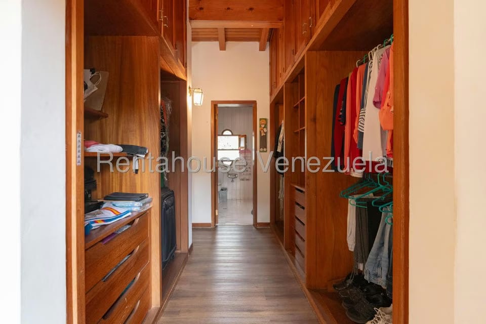 Casa (Colonial) en Venta en Country Club, Distrito Metropolitano - 28