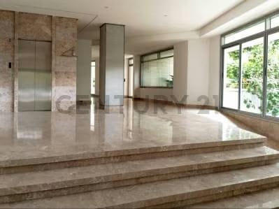 Lujoso Apartamento Triplex en Venta en La Castellana - 2