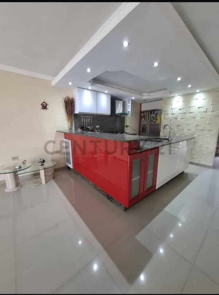 En Venta: Town House en Res. Villa Bahía, Av. Siegart - 3