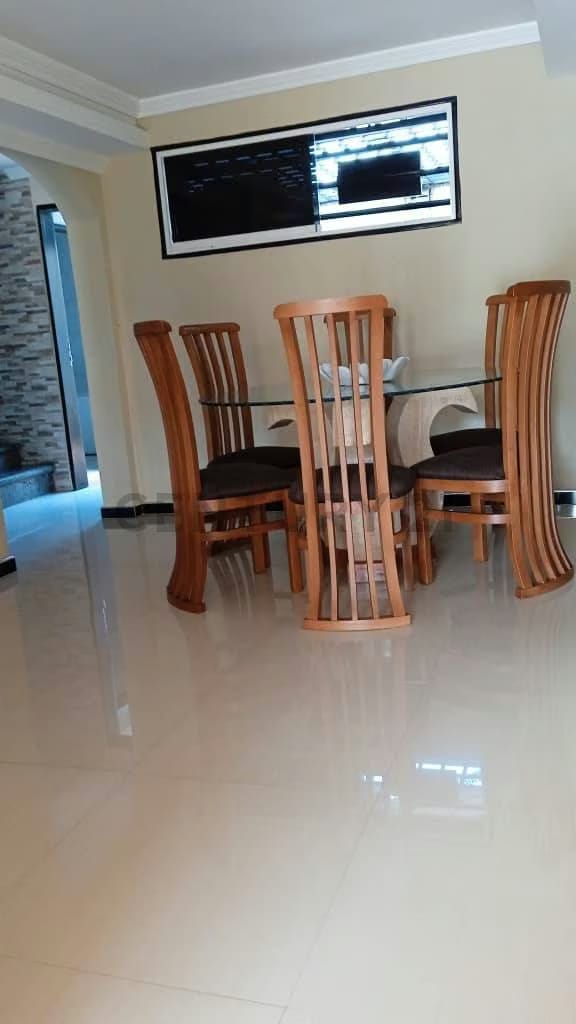 En Venta: Town House en Res. Villa Bahía, Av. Siegart - 5