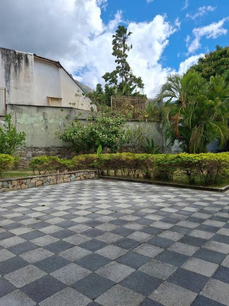 Alquiler de Terreno y Casa en la Urbanización Altamira, Chacao. L.Ll - 32