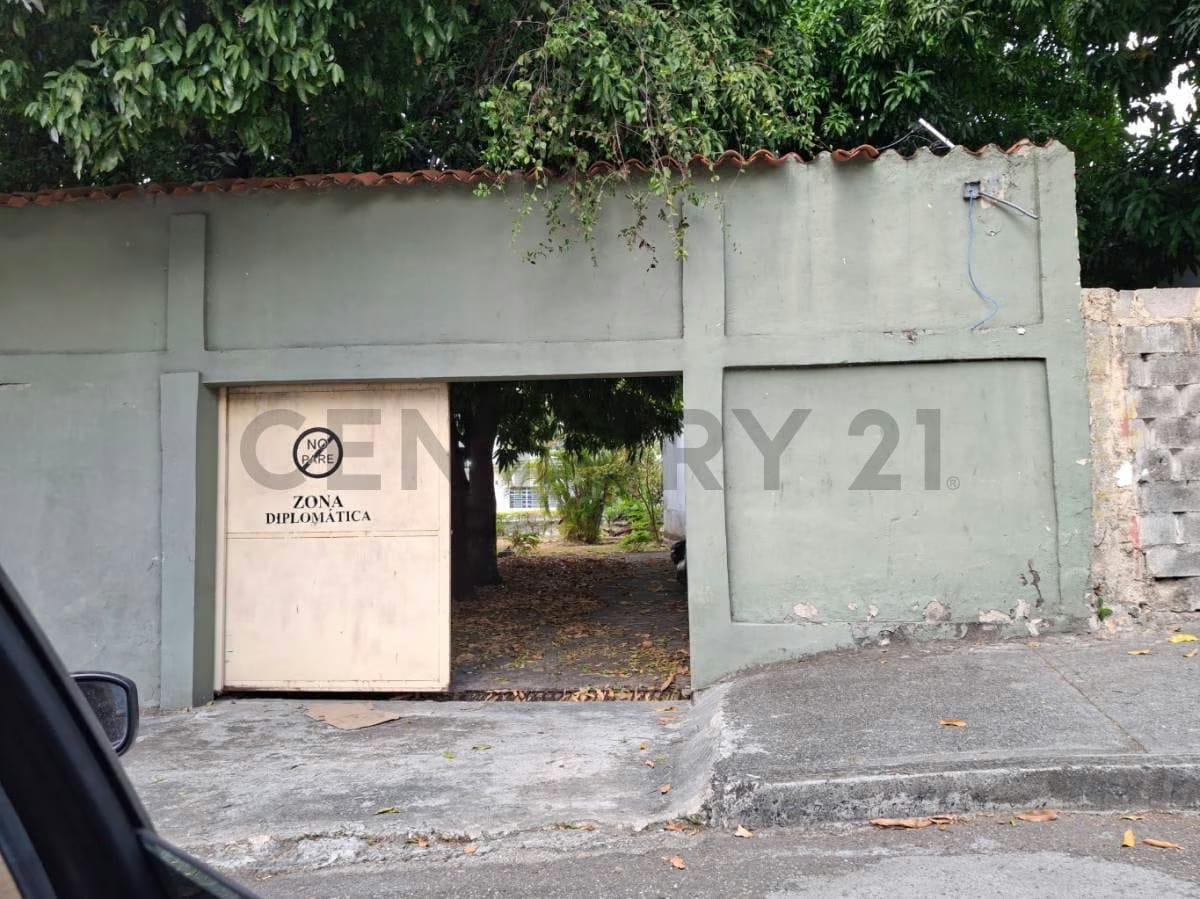 Alquiler de Terreno y Casa en la Urbanización Altamira, Chacao. L.Ll - 33