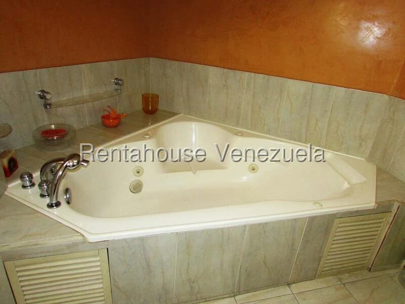Apartamento (Duplex) en Alquiler en Campo Alegre, Distrito Metropolitano - 28