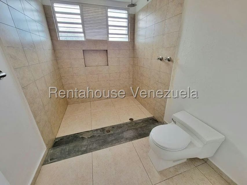 Casa (1 Nivel) en Alquiler en La Floresta, Distrito Metropolitano - 35