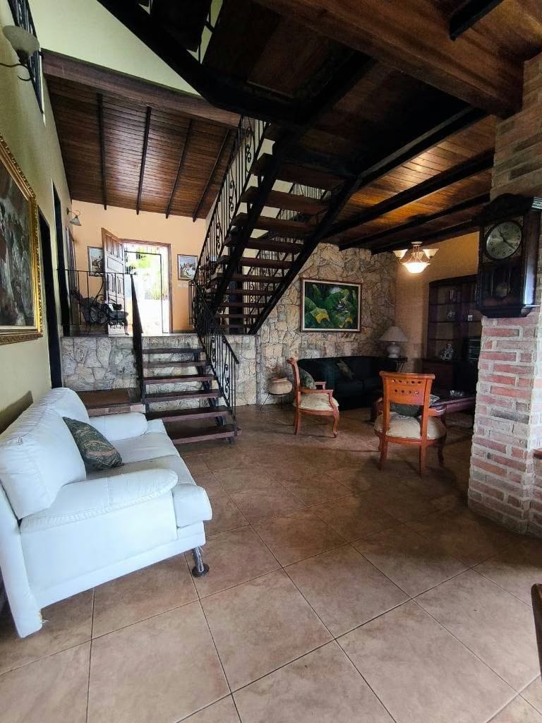 Casa de 400 m² en Sabaneta, El Hatillo con amplio terreno y anexos - 11