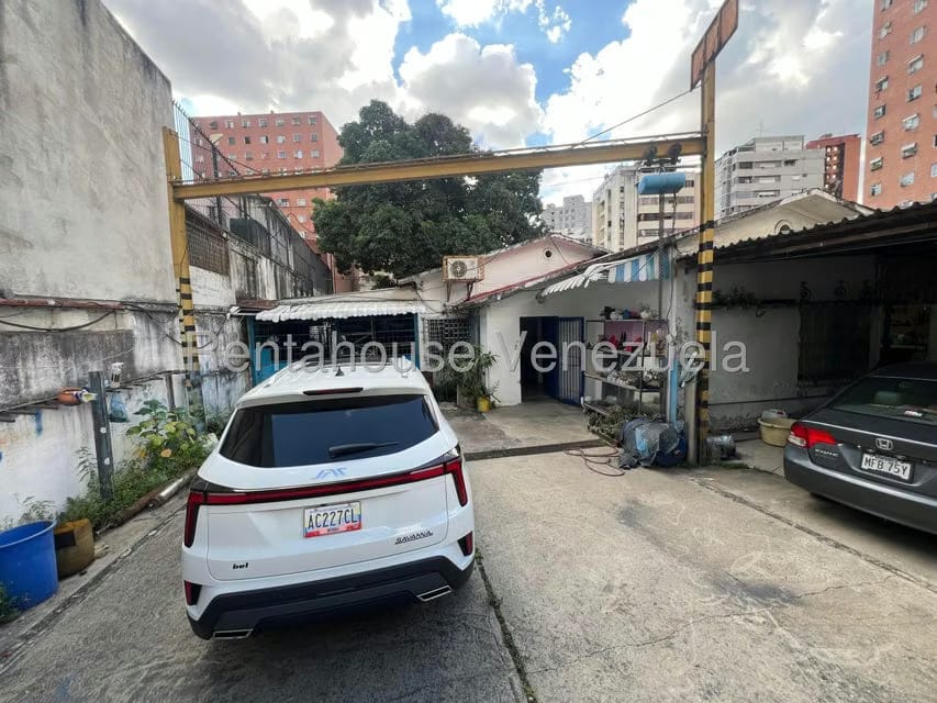 Comercial (Local Comercial) en Venta en El Rosal, Distrito Metropolitano - 2