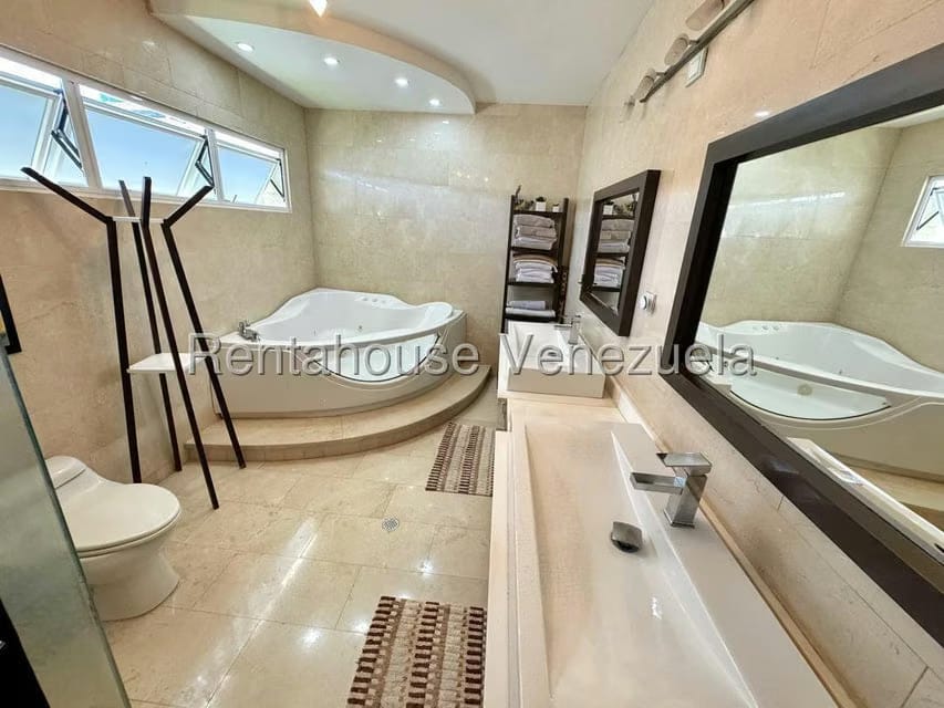 Casa (Multipes Niveles) en Venta en Los Naranjos del Cafetal, Distrito Metropolitano - 26
