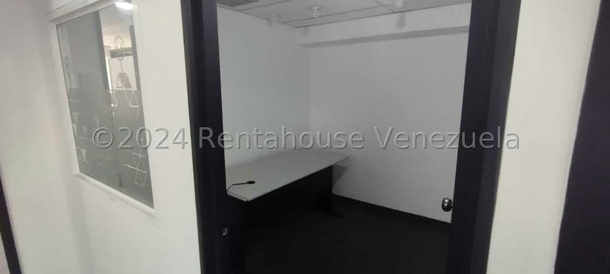 Comercial (Oficina) en Alquiler en Los Dos Caminos, Distrito Metropolitano - 13