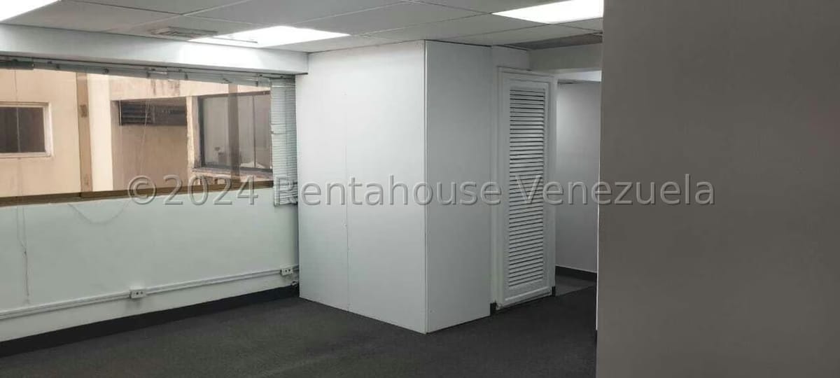 Comercial (Oficina) en Alquiler en Los Dos Caminos, Distrito Metropolitano - 18