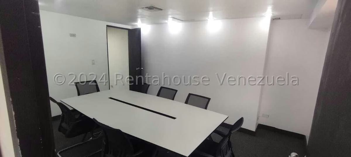 Comercial (Oficina) en Alquiler en Los Dos Caminos, Distrito Metropolitano - 24