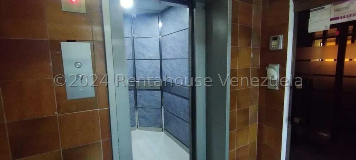Comercial (Oficina) en Alquiler en Los Dos Caminos, Distrito Metropolitano - 6