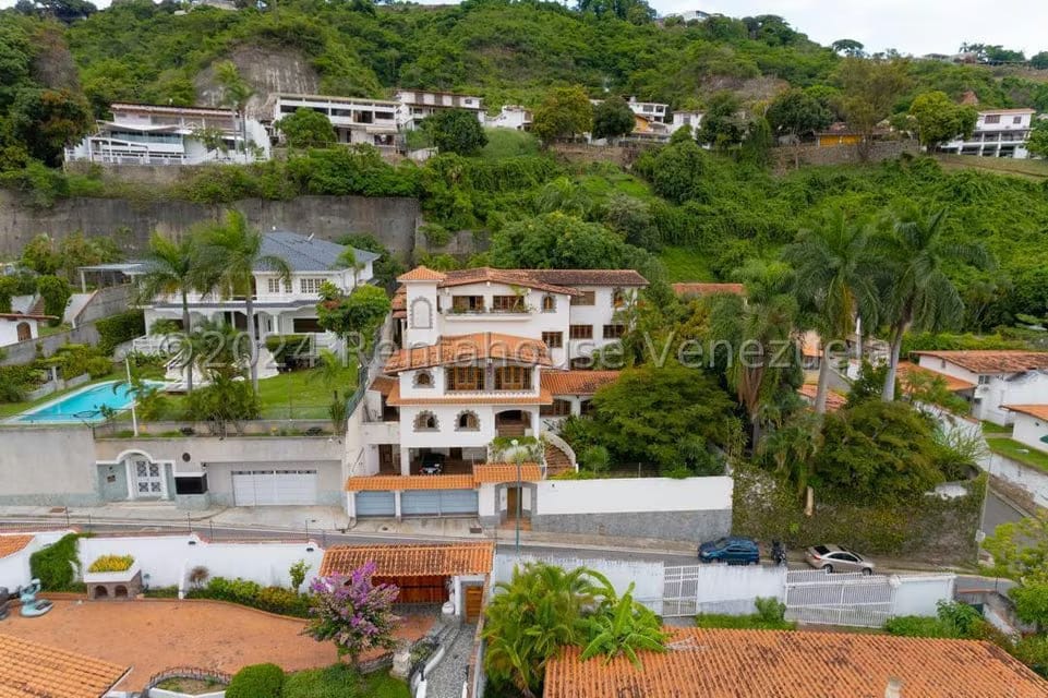 Casa (Multipes Niveles) en Venta en Prados del Este, Distrito Metropolitano - 2