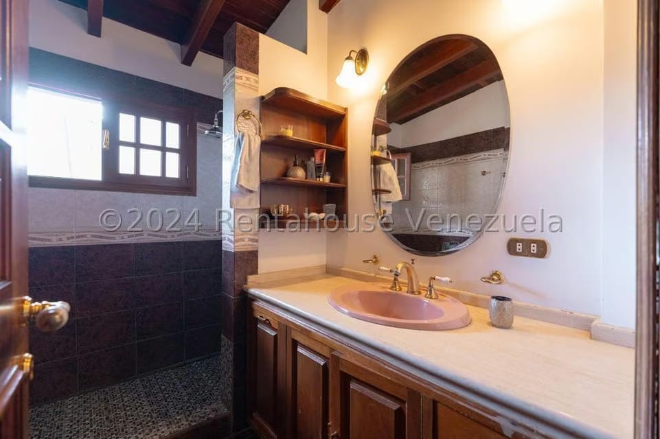 Casa (Multipes Niveles) en Venta en Prados del Este, Distrito Metropolitano - 37