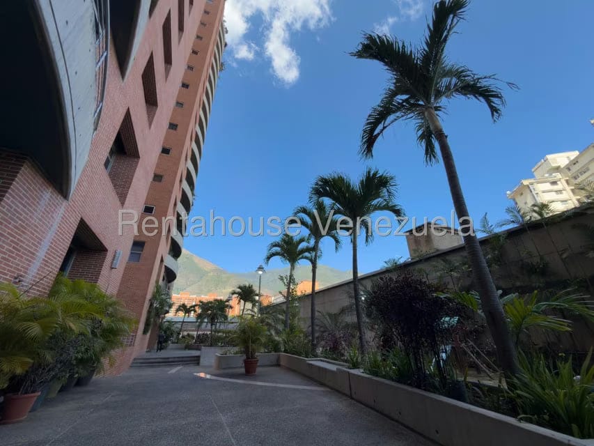 Apartamento (1 Nivel) en Venta en Los Dos Caminos, Distrito Metropolitano - 2