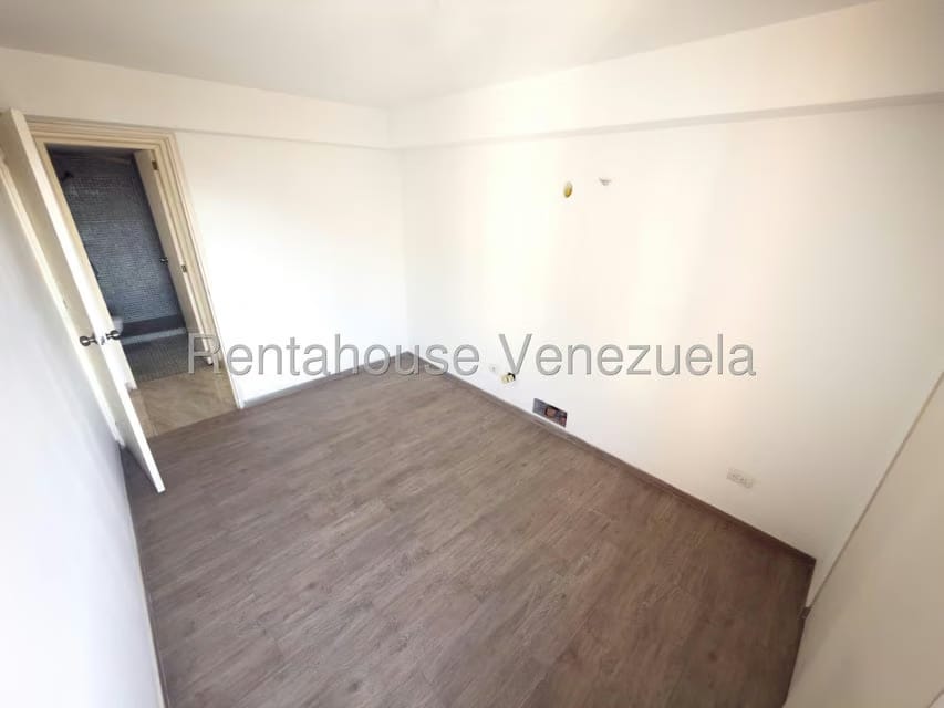 Apartamento (1 Nivel) en Venta en Los Dos Caminos, Distrito Metropolitano - 23