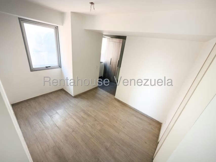 Apartamento (1 Nivel) en Venta en Los Dos Caminos, Distrito Metropolitano - 24