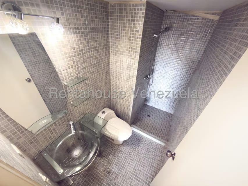 Apartamento (1 Nivel) en Venta en Los Dos Caminos, Distrito Metropolitano - 26