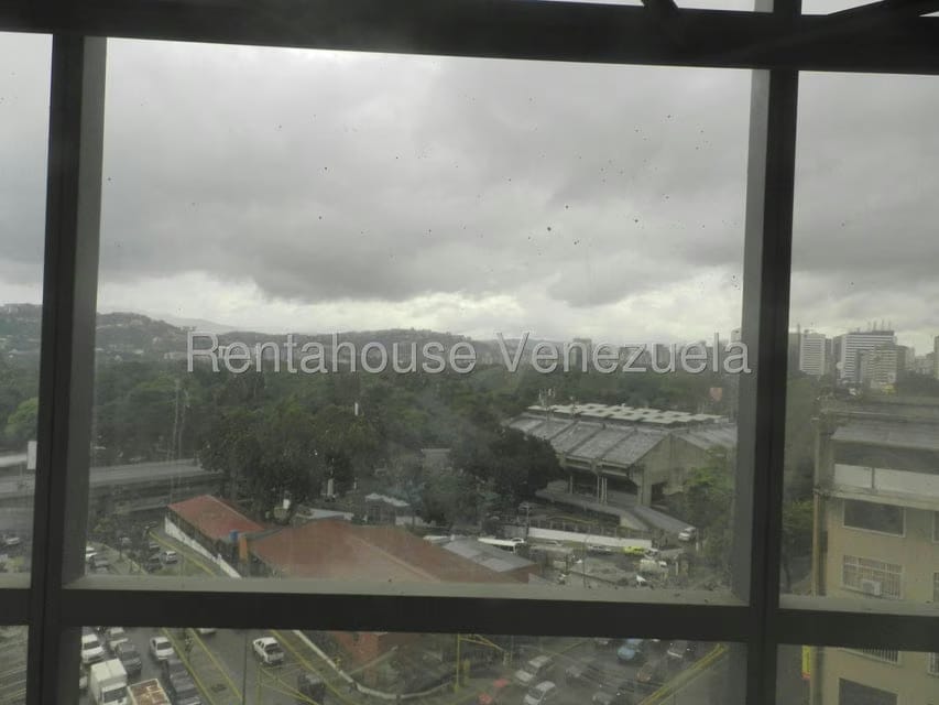 Comercial (Oficina) en Alquiler en Los Dos Caminos, Distrito Metropolitano - 26
